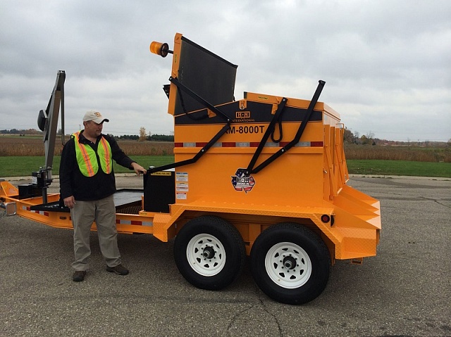 Термос-бункер рециклер на прицепе КМ 8000ТH для горячего асфальта